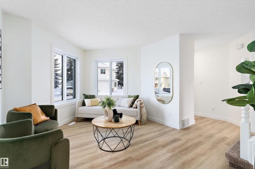 63 1033 Youville Drive W, Edmonton, AB - Indoor Photo Showing Living Room
