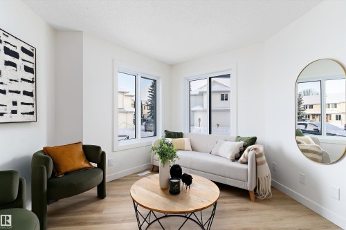 63 1033 Youville Drive W, Edmonton, AB - Indoor Photo Showing Living Room