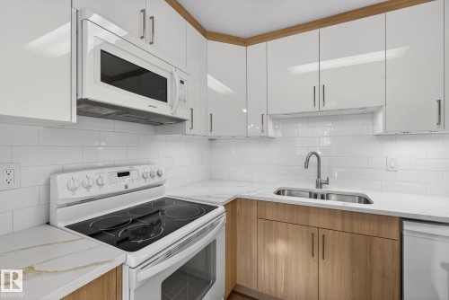 3205 142 Avenue, Edmonton, AB - Indoor Photo Showing Kitchen With Double Sink
