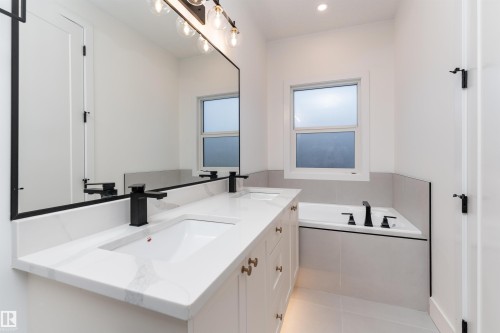 3111 Magpie Way, Edmonton, AB - Indoor Photo Showing Bathroom