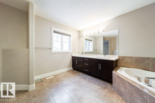 4374 Crabapple Crescent, Edmonton, AB - Indoor Photo Showing Bathroom