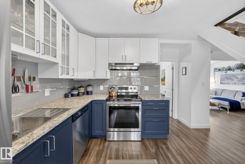 9022 92 Street, Edmonton, AB - Indoor Photo Showing Kitchen With Upgraded Kitchen