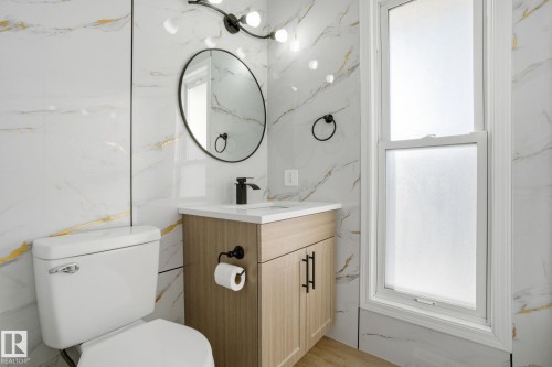5538 145 Avenue, Edmonton, AB - Indoor Photo Showing Bathroom