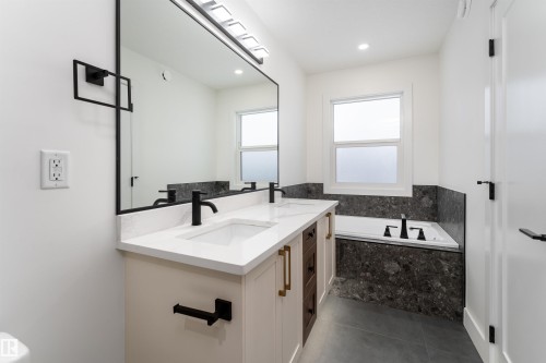 3103 Magpie Way, Edmonton, AB - Indoor Photo Showing Bathroom