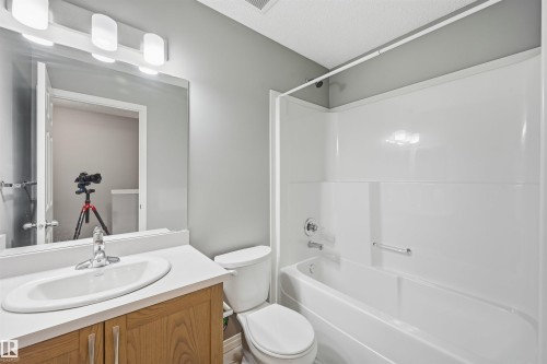 4033 Orchards Drive, Edmonton, AB - Indoor Photo Showing Bathroom