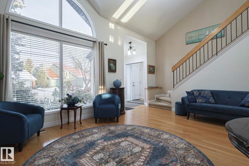 17607 55 Avenue, Edmonton, AB - Indoor Photo Showing Living Room