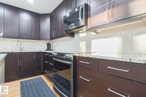 17607 55 Avenue, Edmonton, AB - Indoor Photo Showing Kitchen With Upgraded Kitchen
