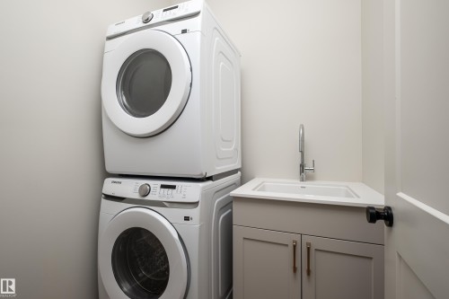30 Grayson Green, Stony Plain, AB - Indoor Photo Showing Laundry Room