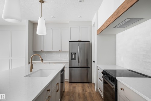 30 Grayson Green, Stony Plain, AB - Indoor Photo Showing Kitchen With Upgraded Kitchen
