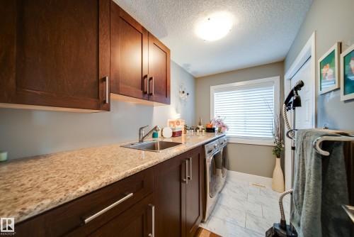 5410 Mcluhan End End, Edmonton, AB - Indoor Photo Showing Kitchen