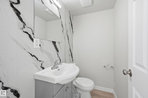 2 Cliff Crescent, Edmonton, AB - Indoor Photo Showing Bathroom