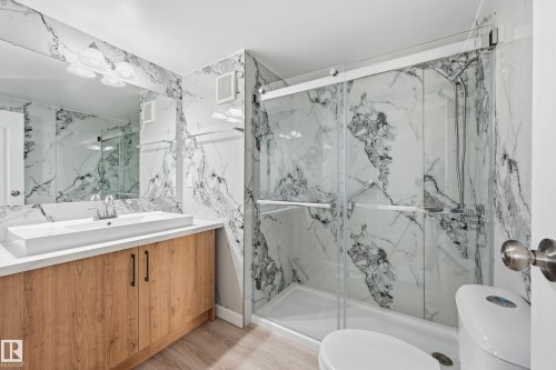 2 Cliff Crescent, Edmonton, AB - Indoor Photo Showing Bathroom