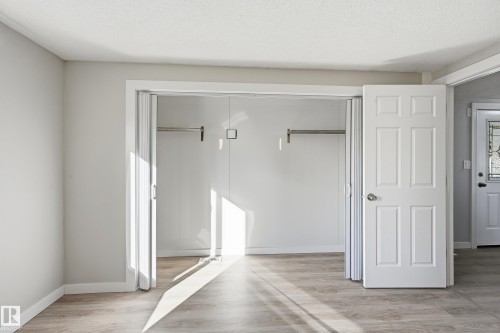 2 Cliff Crescent, Edmonton, AB - Indoor Photo Showing Other Room