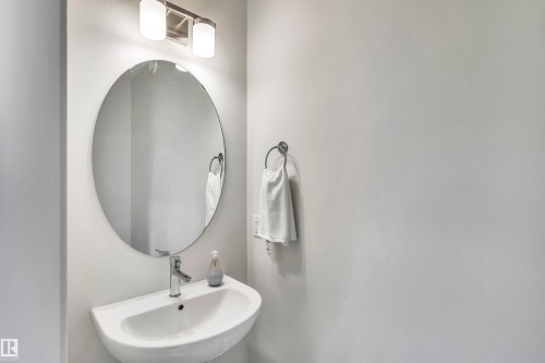 4930 Kinney Road, Edmonton, AB - Indoor Photo Showing Bathroom