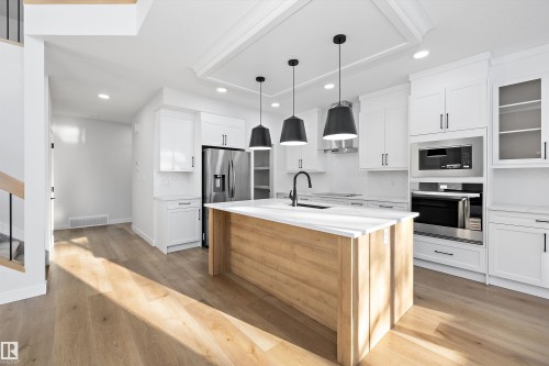 1713 Crossbill Loop Nw, Edmonton, AB - Indoor Photo Showing Kitchen With Upgraded Kitchen