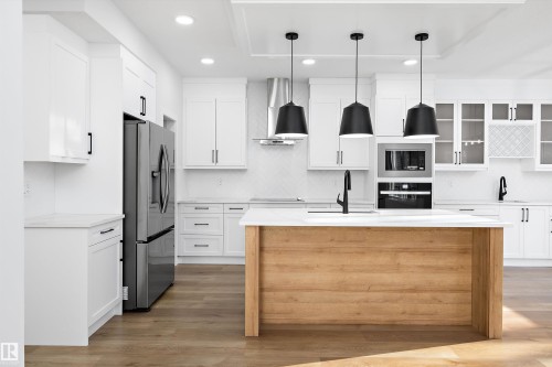 1713 Crossbill Loop Nw, Edmonton, AB - Indoor Photo Showing Kitchen With Upgraded Kitchen