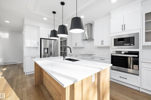 1713 Crossbill Loop Nw, Edmonton, AB - Indoor Photo Showing Kitchen With Double Sink With Upgraded Kitchen