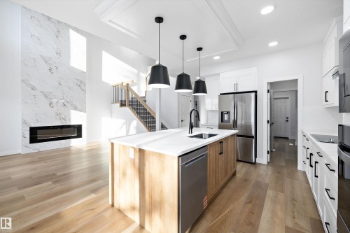 1713 Crossbill Loop Nw, Edmonton, AB - Indoor Photo Showing Kitchen With Upgraded Kitchen