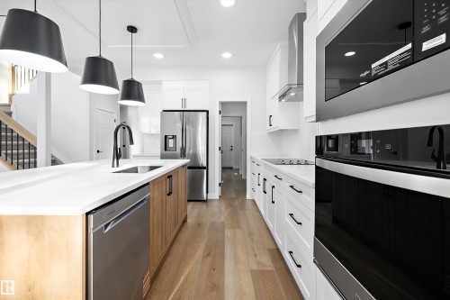 1713 Crossbill Loop Nw, Edmonton, AB - Indoor Photo Showing Kitchen With Upgraded Kitchen