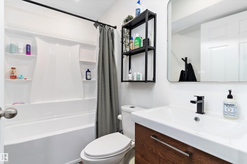 16 Sutherland Street, Leduc, AB - Indoor Photo Showing Bathroom