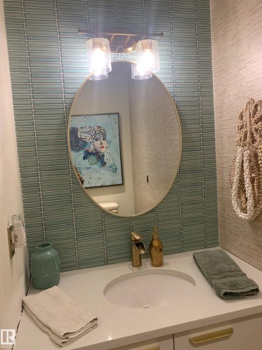 15114 45 Avenue, Edmonton, AB - Indoor Photo Showing Bathroom