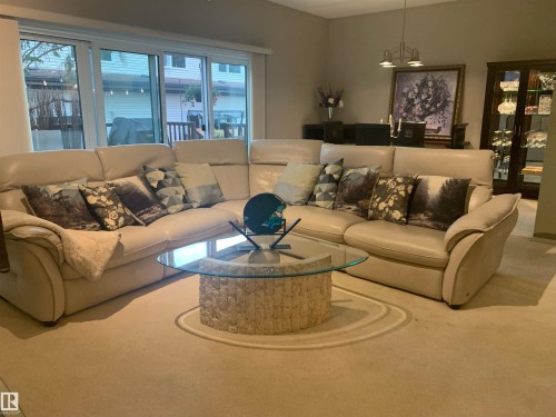 15114 45 Avenue, Edmonton, AB - Indoor Photo Showing Living Room