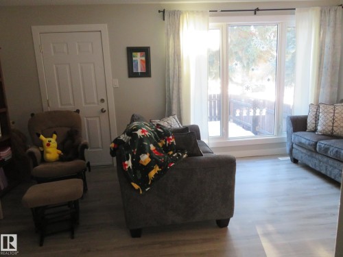 3103 109 Street, Edmonton, AB - Indoor Photo Showing Living Room