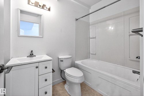 10204 113 Avenue, Edmonton, AB - Indoor Photo Showing Bathroom