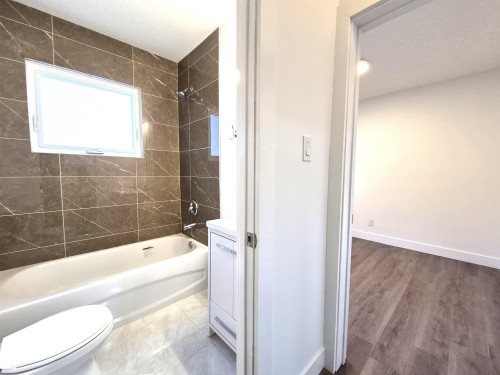 11421 83 Street, Edmonton, AB - Indoor Photo Showing Bathroom
