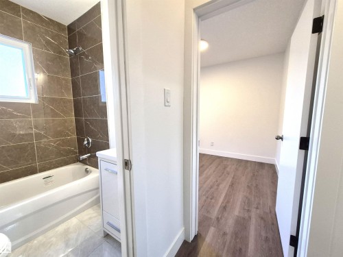 11421 83 Street, Edmonton, AB - Indoor Photo Showing Bathroom