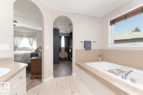 29 Haney Landing, Spruce Grove, AB - Indoor Photo Showing Bathroom