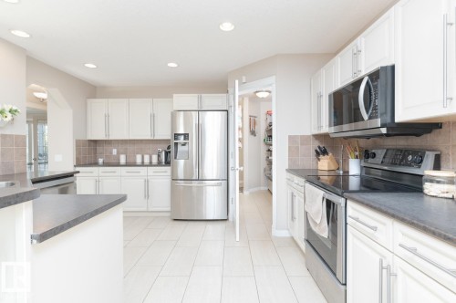 29 Haney Landing, Spruce Grove, AB - Indoor Photo Showing Kitchen With Upgraded Kitchen