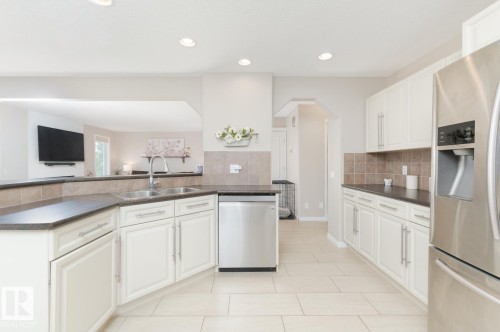 29 Haney Landing, Spruce Grove, AB - Indoor Photo Showing Kitchen With Double Sink