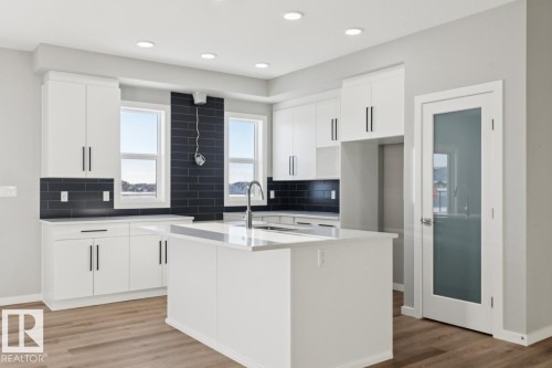 2647 5 Avenue, Edmonton, AB - Indoor Photo Showing Kitchen