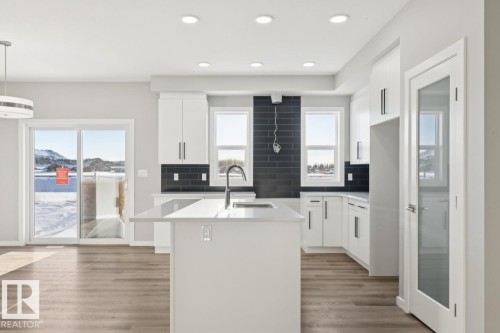 2647 5 Avenue, Edmonton, AB - Indoor Photo Showing Kitchen With Upgraded Kitchen