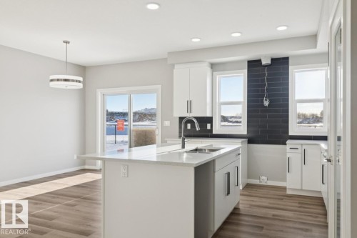 2647 5 Avenue, Edmonton, AB - Indoor Photo Showing Kitchen