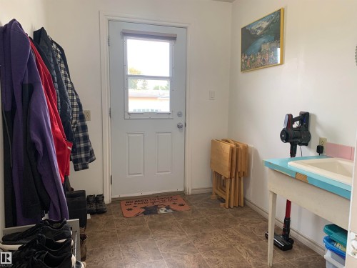 4828 52 Avenue, Viking, AB - Indoor