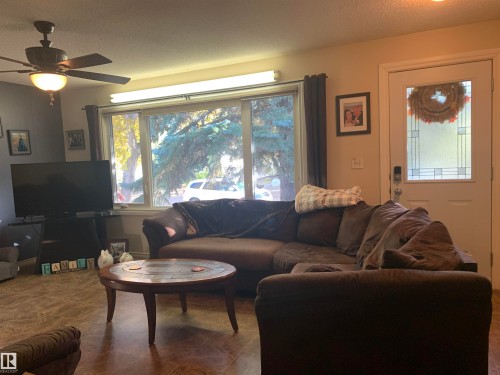 4828 52 Avenue, Viking, AB - Indoor Photo Showing Living Room