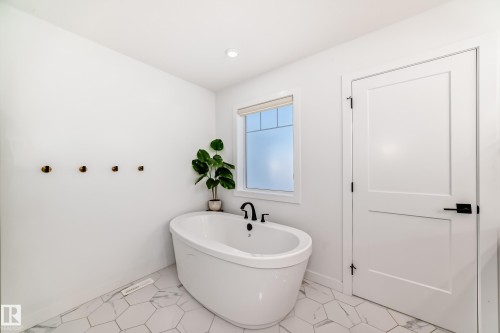 9219 183 Avenue, Edmonton, AB - Indoor Photo Showing Bathroom