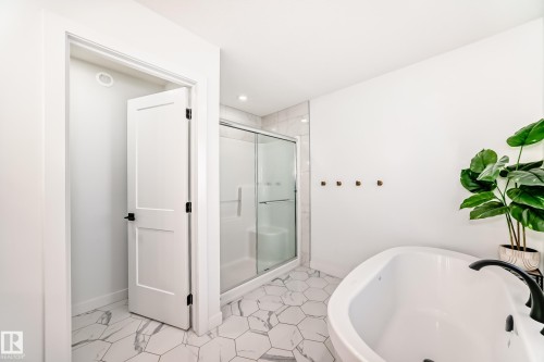 9219 183 Avenue, Edmonton, AB - Indoor Photo Showing Bathroom