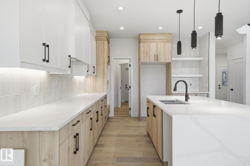 68 Hemingway Crescent, Spruce Grove, AB - Indoor Photo Showing Kitchen With Upgraded Kitchen