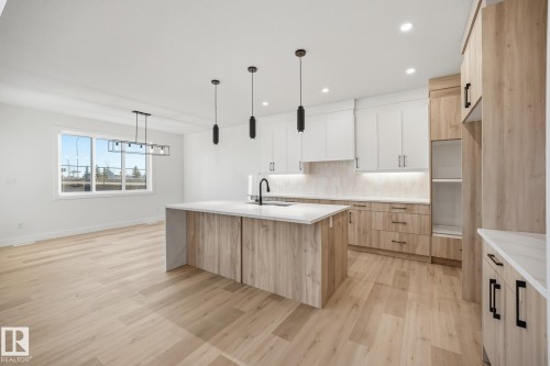 68 Hemingway Crescent, Spruce Grove, AB - Indoor Photo Showing Kitchen With Upgraded Kitchen