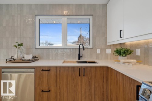 6408 88 Avenue, Edmonton, AB - Indoor Photo Showing Kitchen
