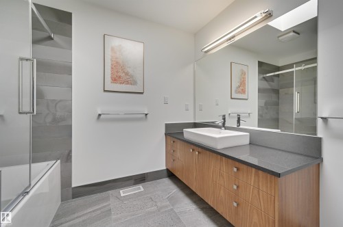 50 Sylvancroft Lane, Edmonton, AB - Indoor Photo Showing Bathroom