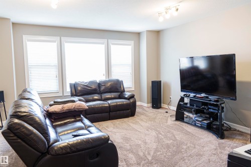3307 Hilton Crescent, Edmonton, AB - Indoor Photo Showing Living Room