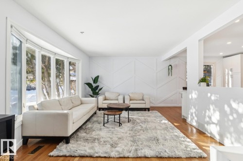 6412 36 Avenue, Edmonton, AB - Indoor Photo Showing Living Room