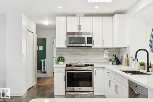 6412 36 Avenue, Edmonton, AB - Indoor Photo Showing Kitchen With Upgraded Kitchen