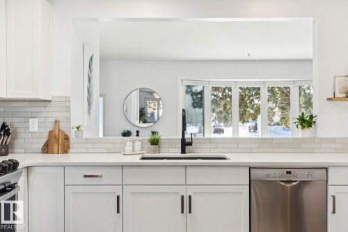 6412 36 Avenue, Edmonton, AB - Indoor Photo Showing Kitchen