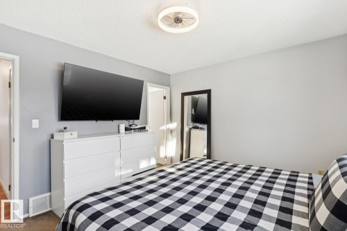 6412 36 Avenue, Edmonton, AB - Indoor Photo Showing Bedroom
