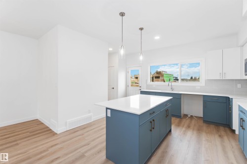 1013 Aster Boulevard, Edmonton, AB - Indoor Photo Showing Kitchen With Upgraded Kitchen
